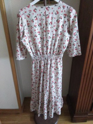 Vestido midi con volante y estampado de cerezas