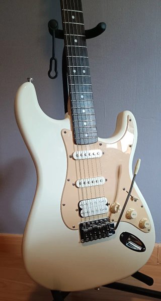 Squier by Fender Strato Blanca