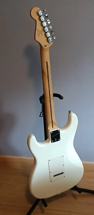 Squier by Fender Strato Blanca