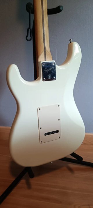 Squier by Fender Strato Blanca