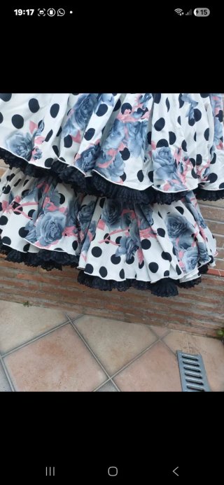 Traje de flamenca con lunares y flores