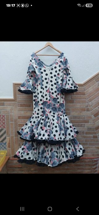 Traje de flamenca con lunares y flores