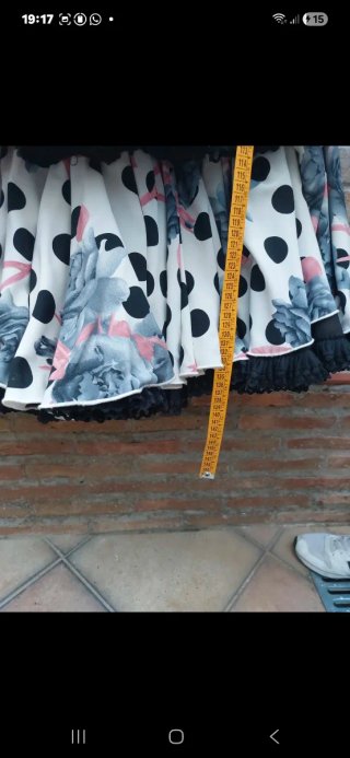 Traje de flamenca con lunares y flores