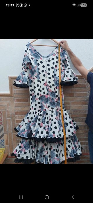 Traje de flamenca con lunares y flores