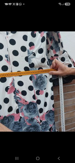 Traje de flamenca con lunares y flores