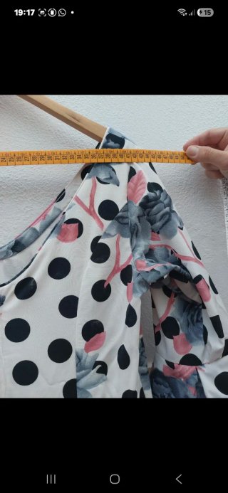 Traje de flamenca con lunares y flores