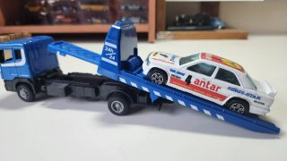 Camión grúa azul con coche de juguete