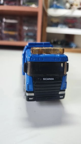 Camión grúa azul con coche de juguete