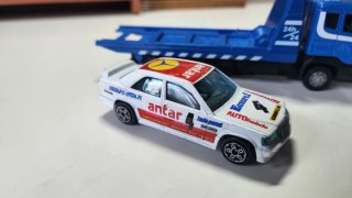 Camión grúa azul con coche de juguete
