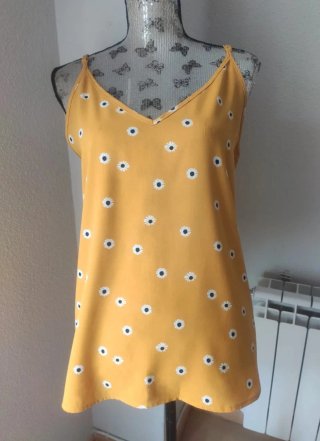 Top amarillo con margaritas