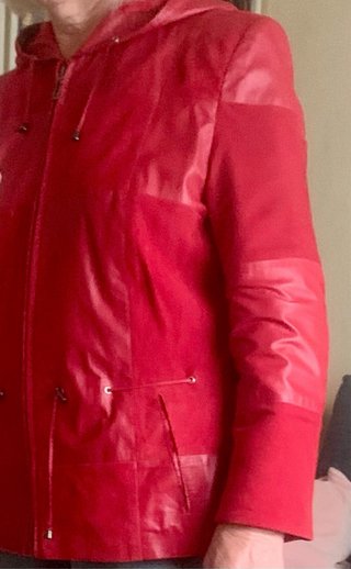 Chaqueta de piel con capucha roja