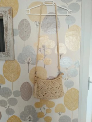 Bolso largo de macramé beige
