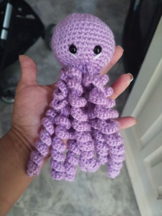 Pulpo crochet morado para bebé