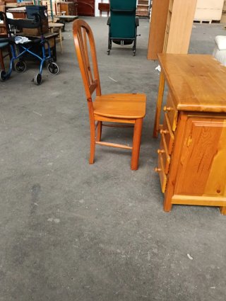Escritorio de madera con silla