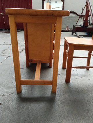 Escritorio de madera con silla