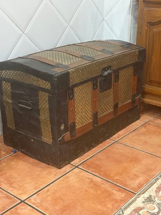 Baúl antiguo de madera y metal forrado por dentro