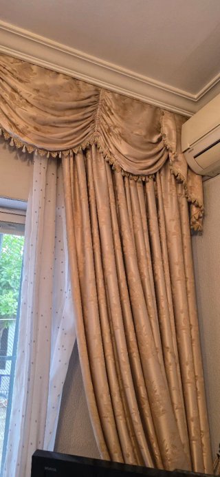 Cortinas beige y doradas de tela