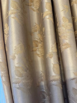 Cortinas beige y doradas de tela