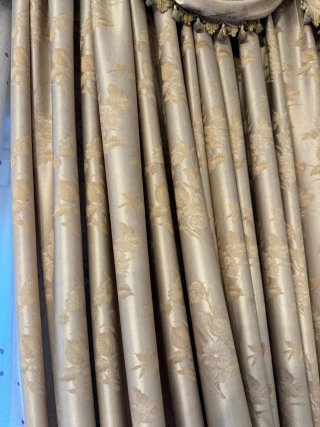 Cortinas beige y doradas de tela