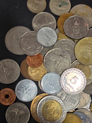 Lote de monedas asiáticas.