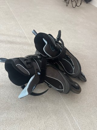 Patines en línea negros y grises