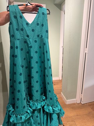 Traje de flamenca con volantes y lunares para niña