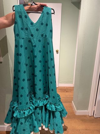 Traje de flamenca con volantes y lunares para niña