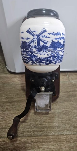 Molinillo de café antiguo de pared