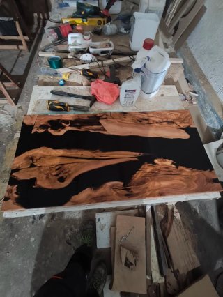 Mesa de resina y madera