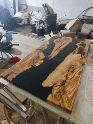 Mesa de resina y madera