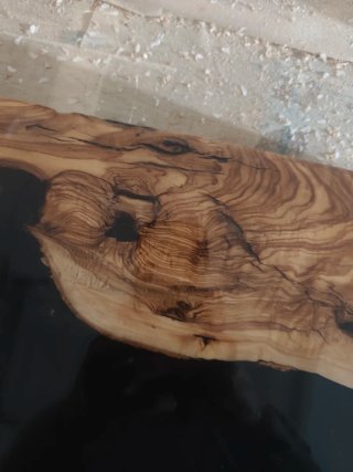 Mesa de resina y madera