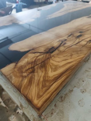 Mesa de resina y madera