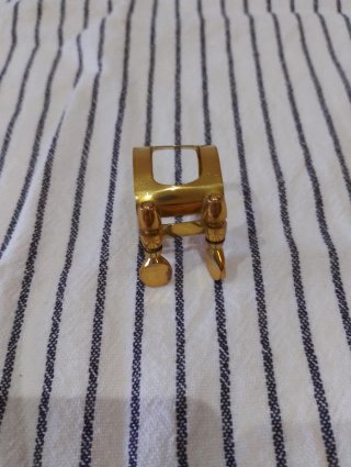 Abrazadera Saxo Alto Dorada
