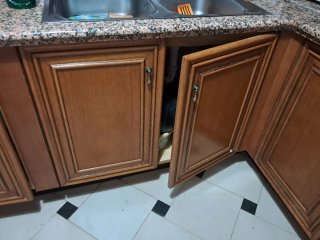 Mueble cocina madera con cajones y estantes