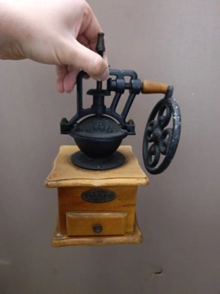 Molinos de café vintage de madera y metal