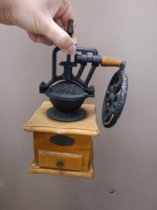 Molinos de café vintage de madera y metal