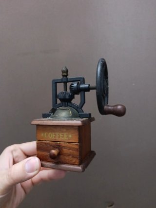 Molinos de café vintage de madera y metal