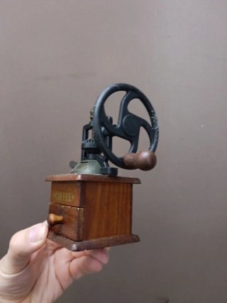 Molinos de café vintage de madera y metal