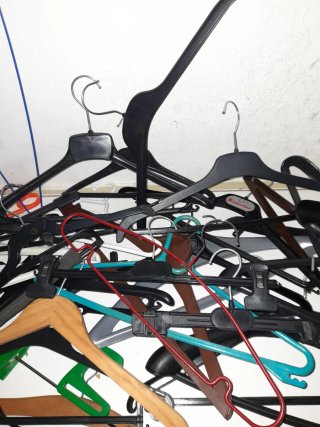 Lote de perchas de plástico y madera
