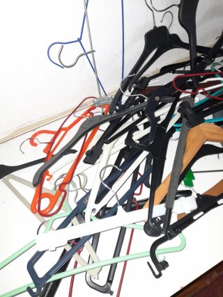 Lote de perchas de plástico y madera