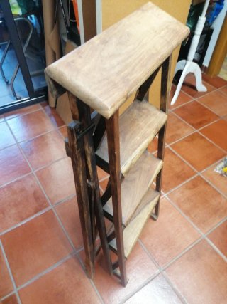 Escalera de madera plegable