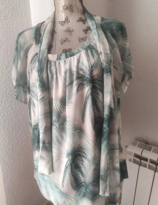 Blusa verde y blanca con palmeras