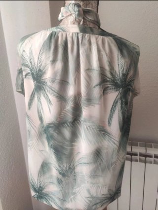 Blusa verde y blanca con palmeras