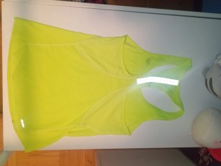 Camiseta deportiva New Balance amarilla