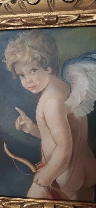 Cornice dorata con dipinto putto e arco