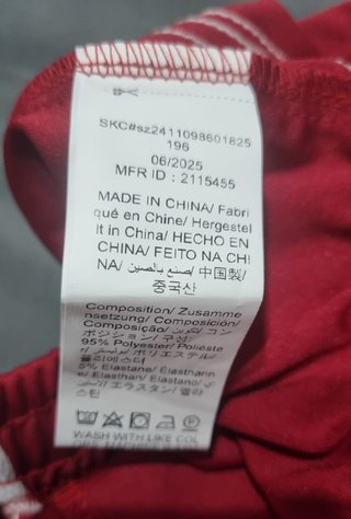 Pantalón corto deportivo rojo