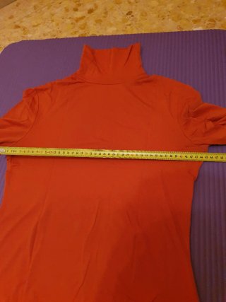 Jersey naranja cuello alto básico