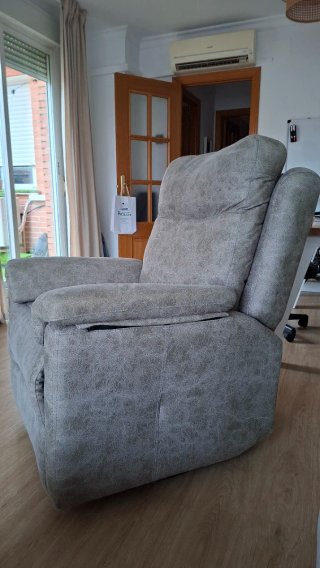 Sillón reclinable gris tela