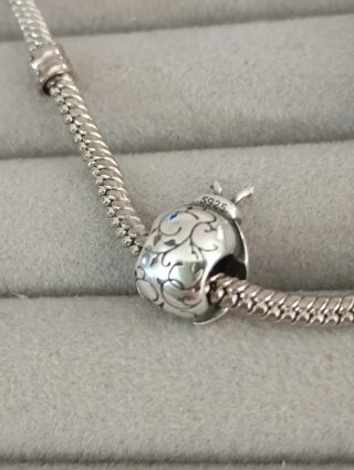 Charm mariquita rosa in argento nuovo