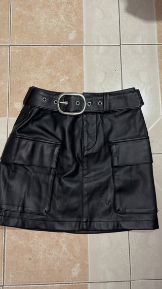 Falda de cuero con cinturón